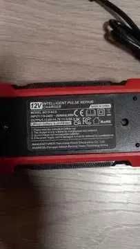 Rewelacyjna  ladowarka z funkcja napraw 12V