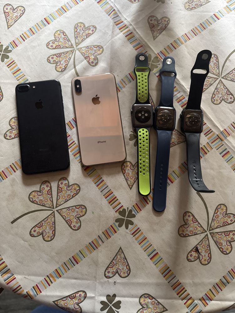 Conjunto de iPhones e apple watch .