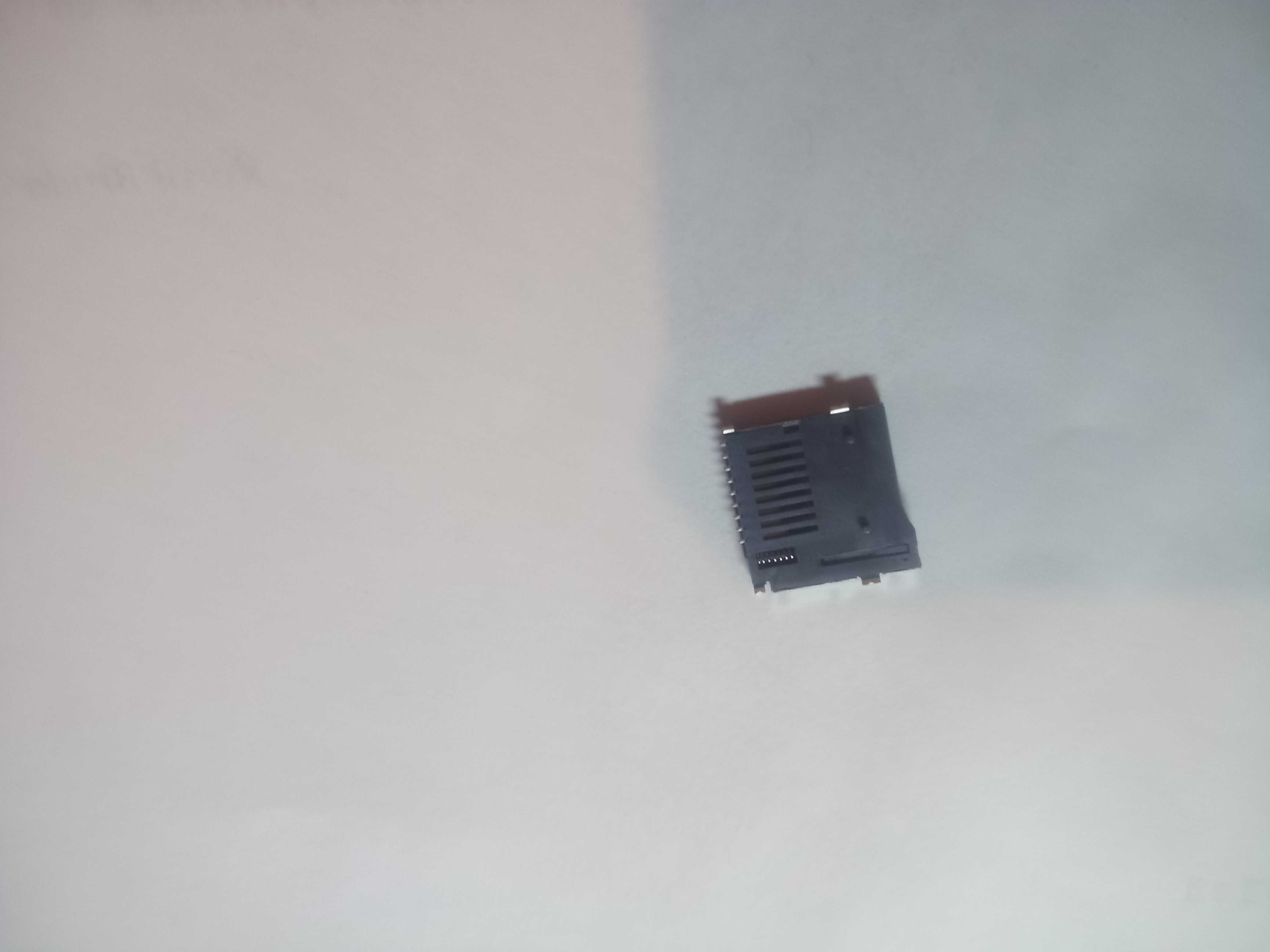 Gniazdo karty micro SD wyrzutnikiem slot