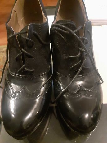 Botas/ sapatos pretos