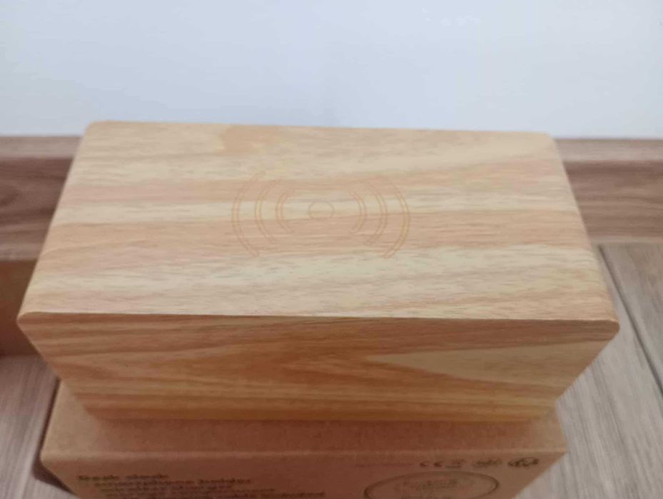 Zegar biurkowy termometr budzik imitujący drewno, ładowarka indukcyjna