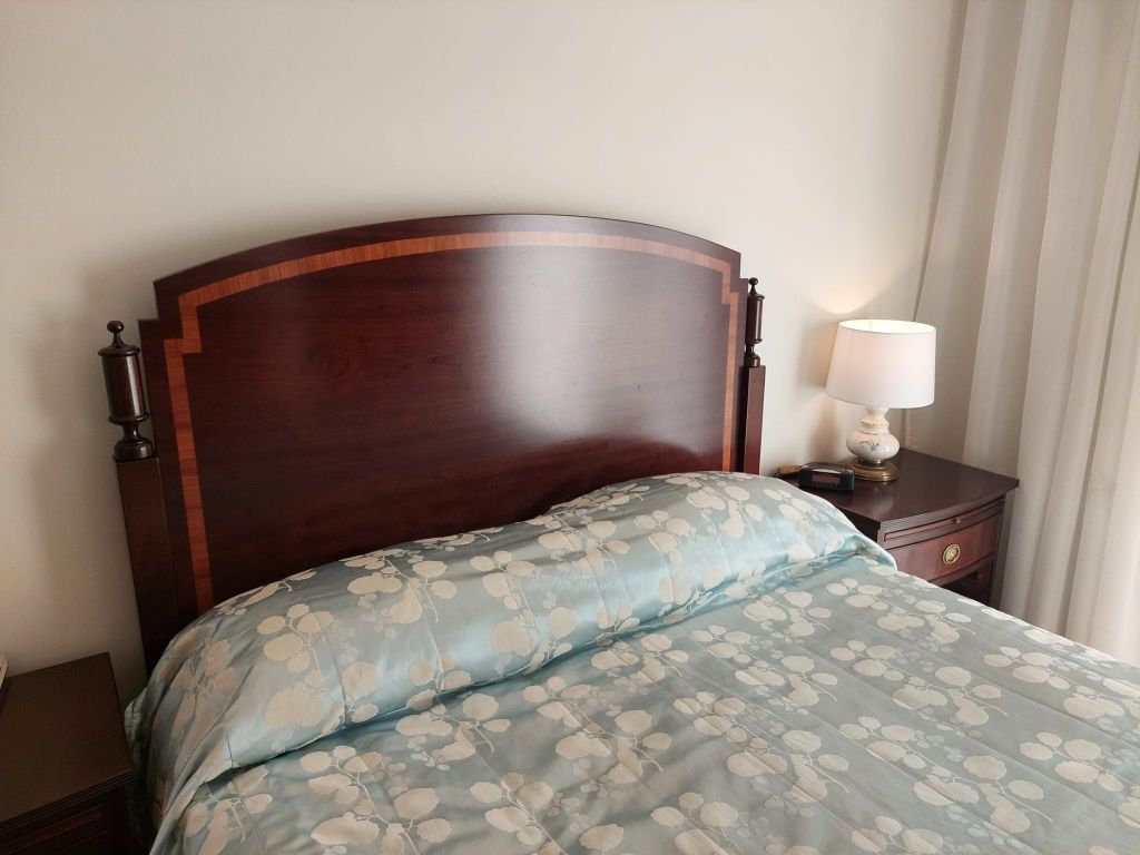 Cama de Casal de madeira mogno com oferta de colchão