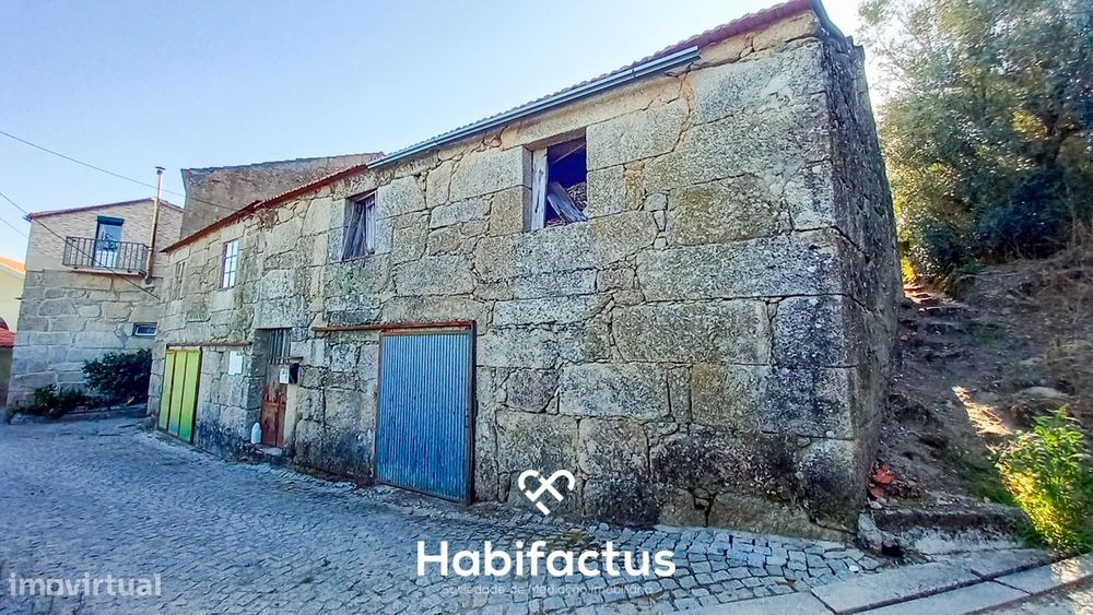 Moradia em Pedra com Vista Deslumbrante sobre o Campo - Ortigueira