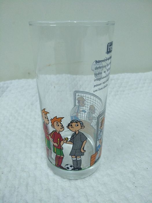 Variedade de copos antigos com publicidade para coleção