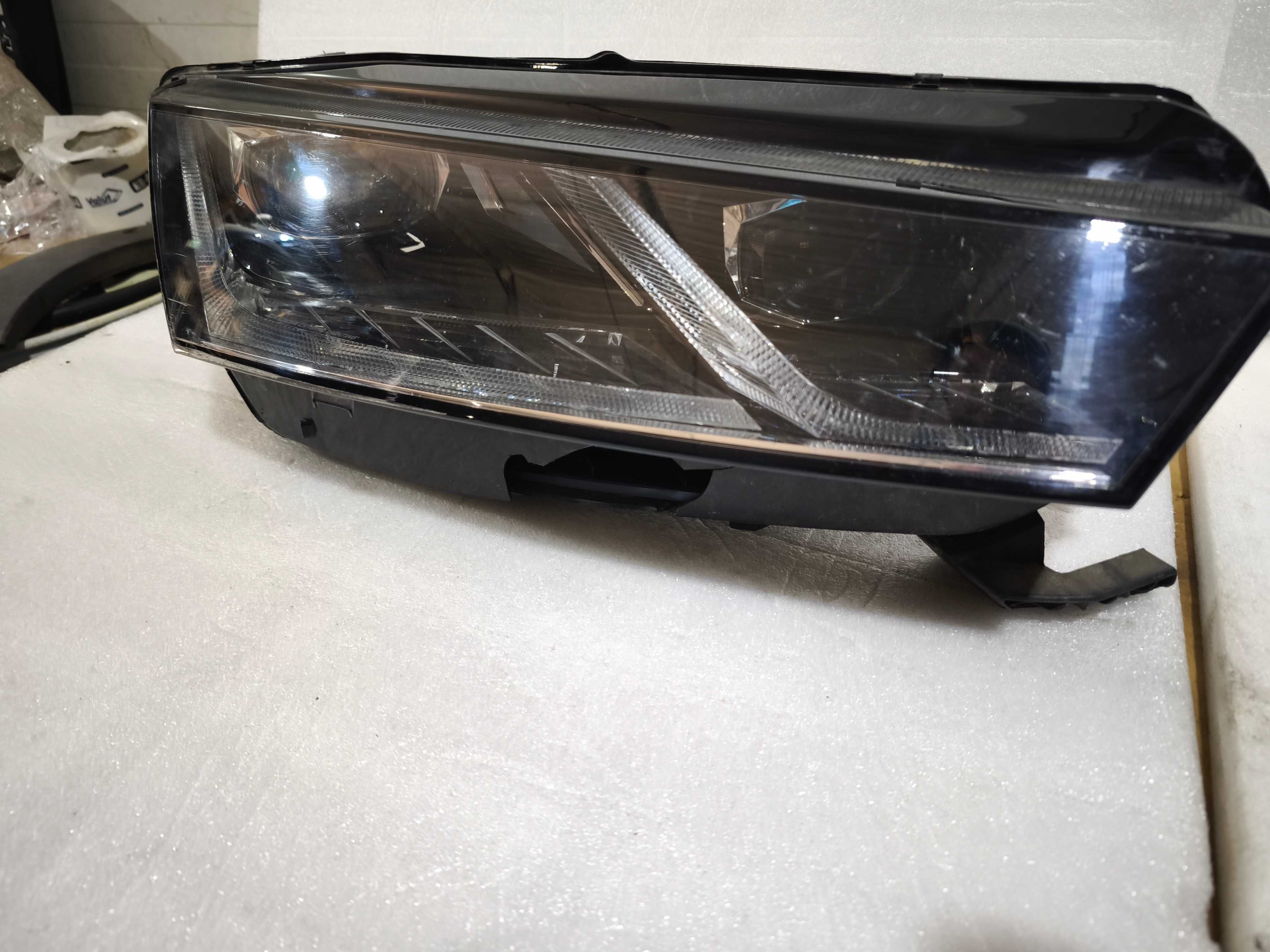 Lampa prawa przód przednia Full LED Skoda Octavia IV 4 oryginał EU