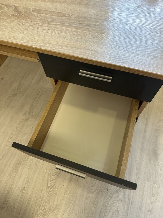 Стіл компʼютерний з полицями