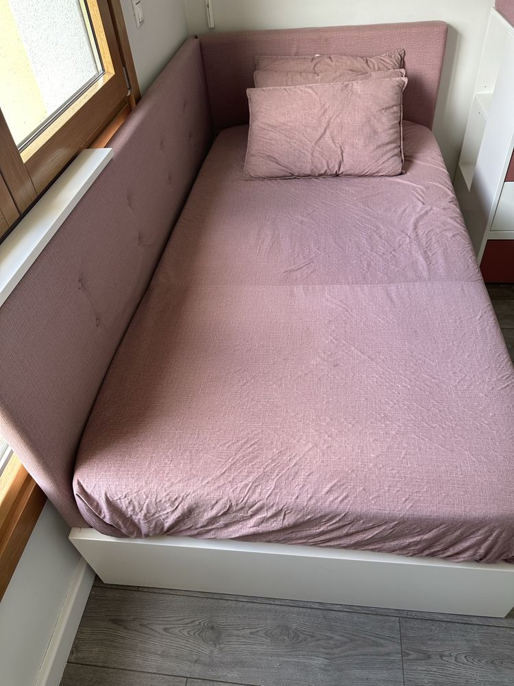 Cama solteiro revestido em rosa e madeira lacada branca