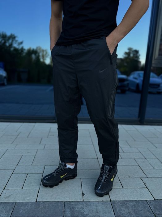 Нейлонові штани Nike Nocta 2025 року