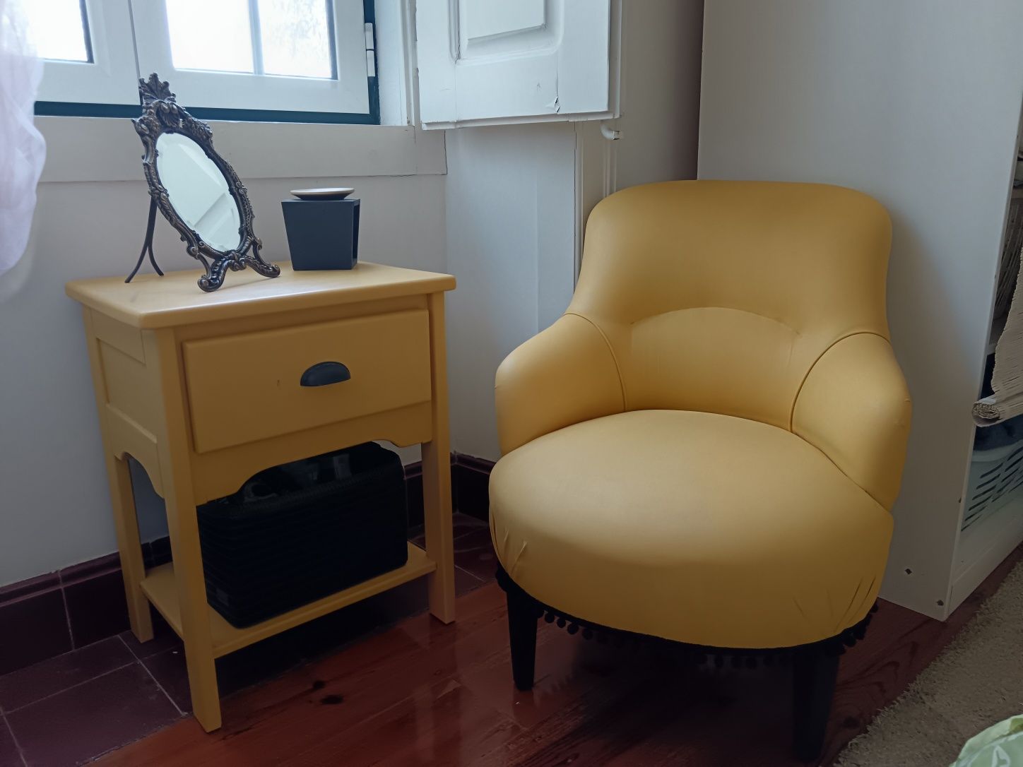 Senhorinha, cadeirão recuperado amarelo