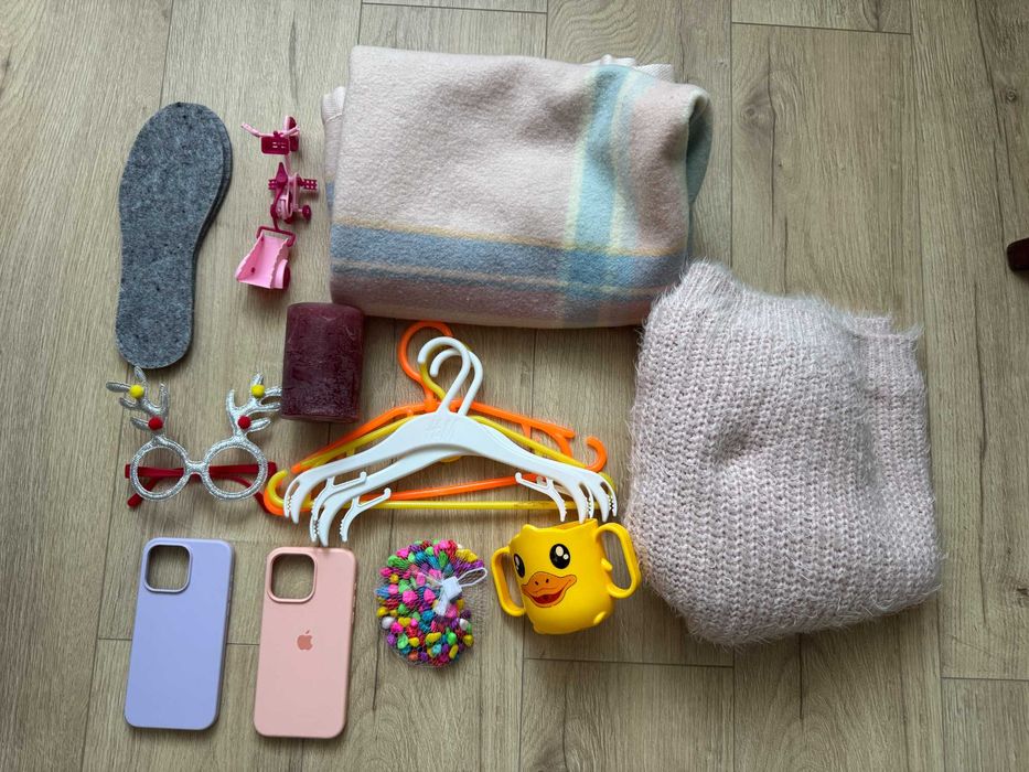 Отдам бесплатно: одеяло детское, вешалки детские, игрушка, чехол