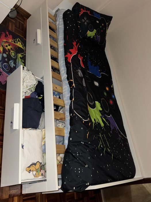 Cama com gavetas embutidas branca —  moderna e funcional