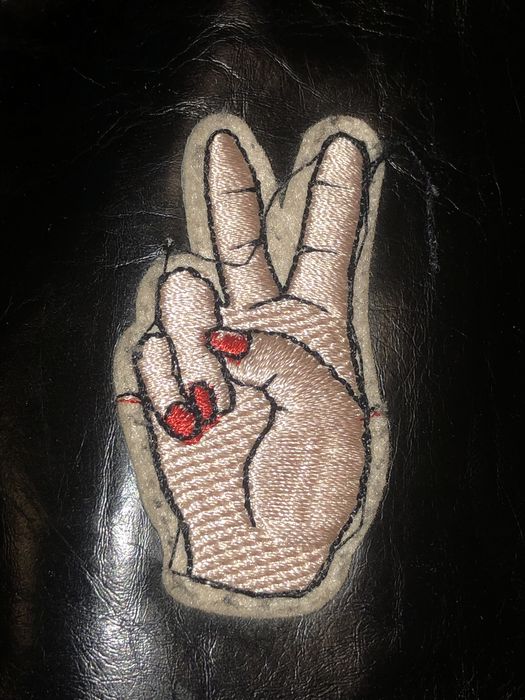 modny, skórzany worek na plecy z naszywkami