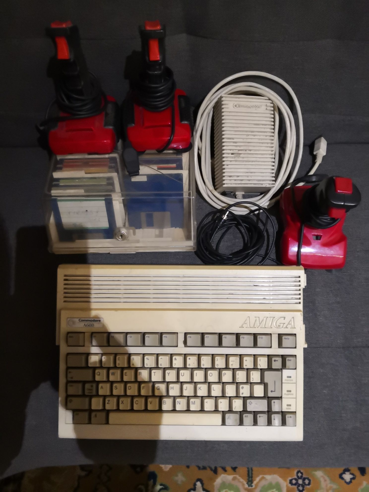 Amiga 600 sprawna kompletna z grami