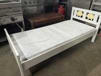 Cama de criança com colchão IKEA modelo montessori
