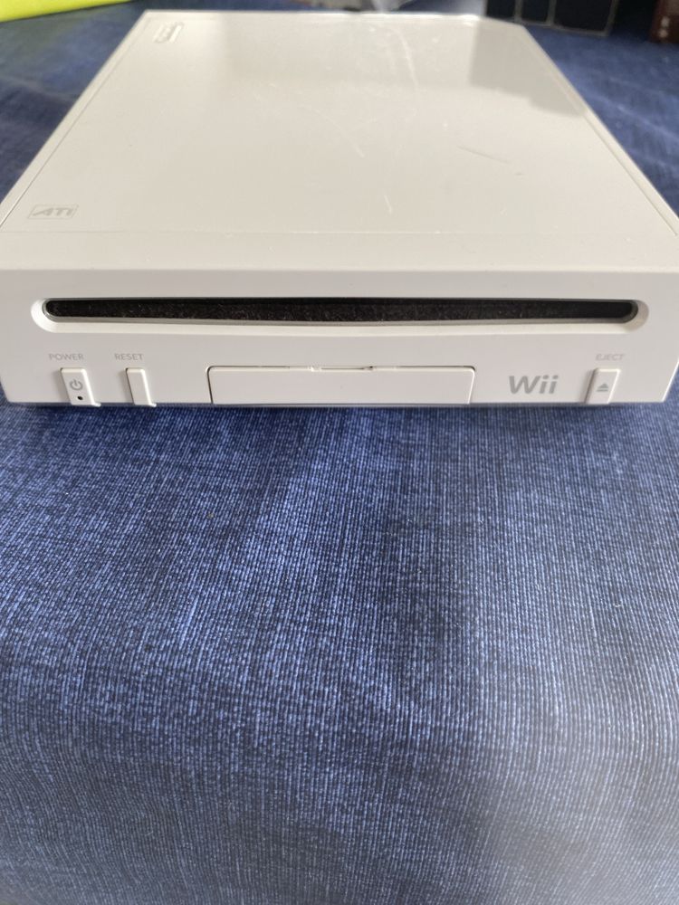 Wii usada, dentro da caixa, com acessórios e um jogo.