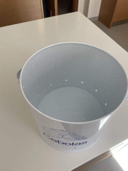 pote/caixa supostamente para cebolas