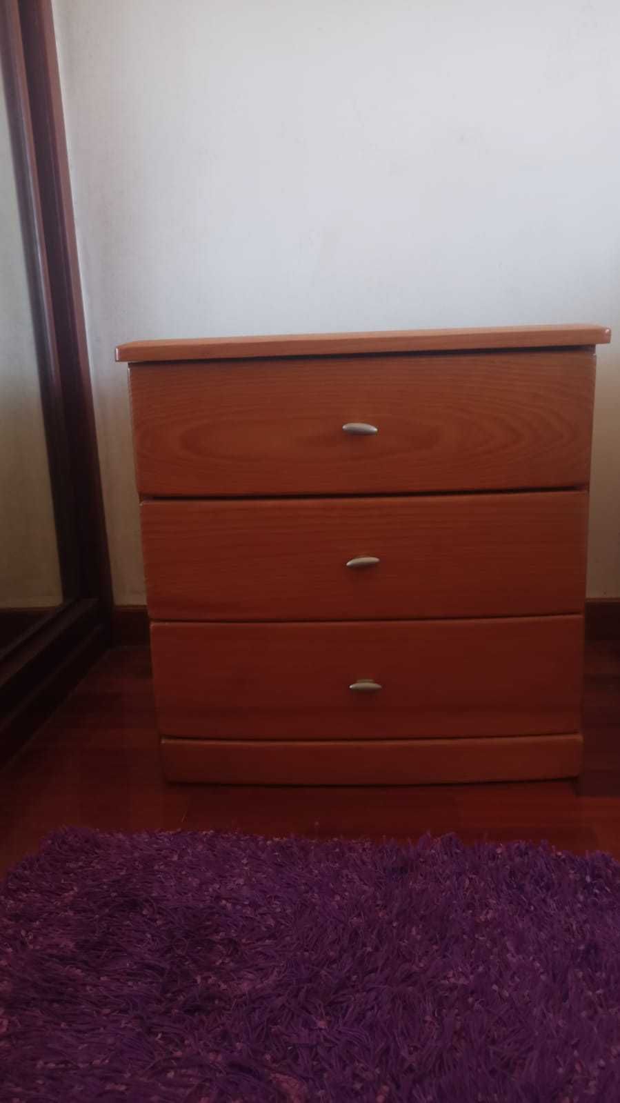 Conjunto de quarto de solteiro em pinho mel maciço
