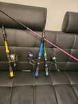 Vendo varas de pesca lindas cores. Completas