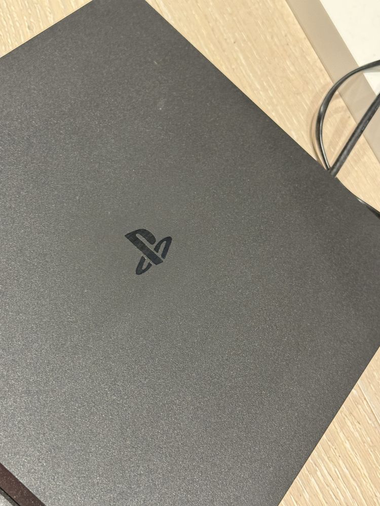 Konsola PS4 slim jak nowa