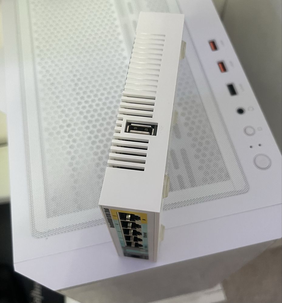 Маршрутизатор Роутер Комутатор MikroTik RouterBOARD RB951Ui-2HnD