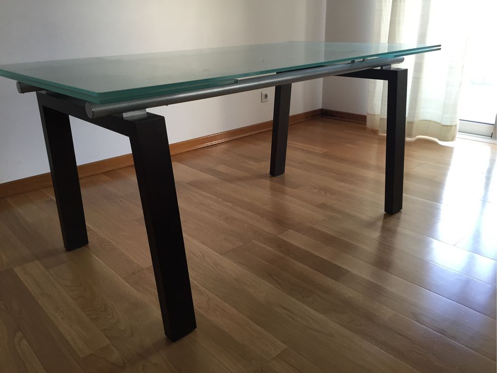 Mesa de vidro extensivel com pés em madeira