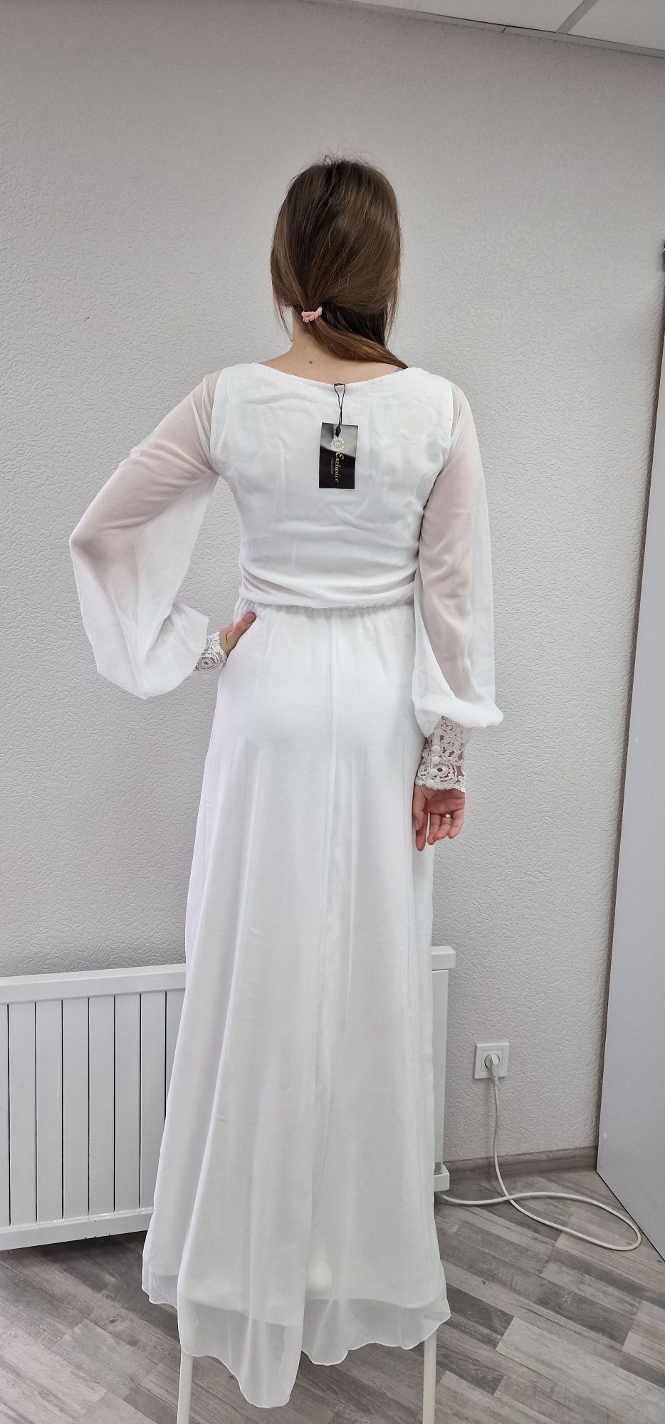 Біла святкова весільна сукня без шлейфа, мереживо