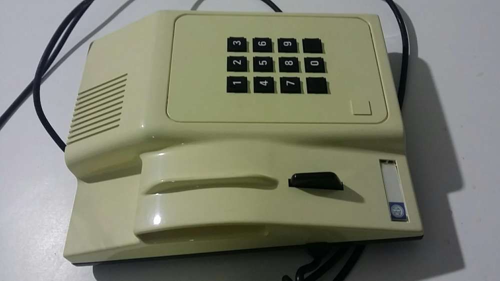 Telefone fixo em bom estado.