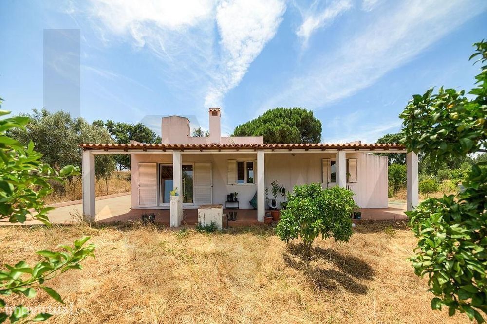 Terreno rústico com 6.277 m2 e edificação de apoio, localizado junto à