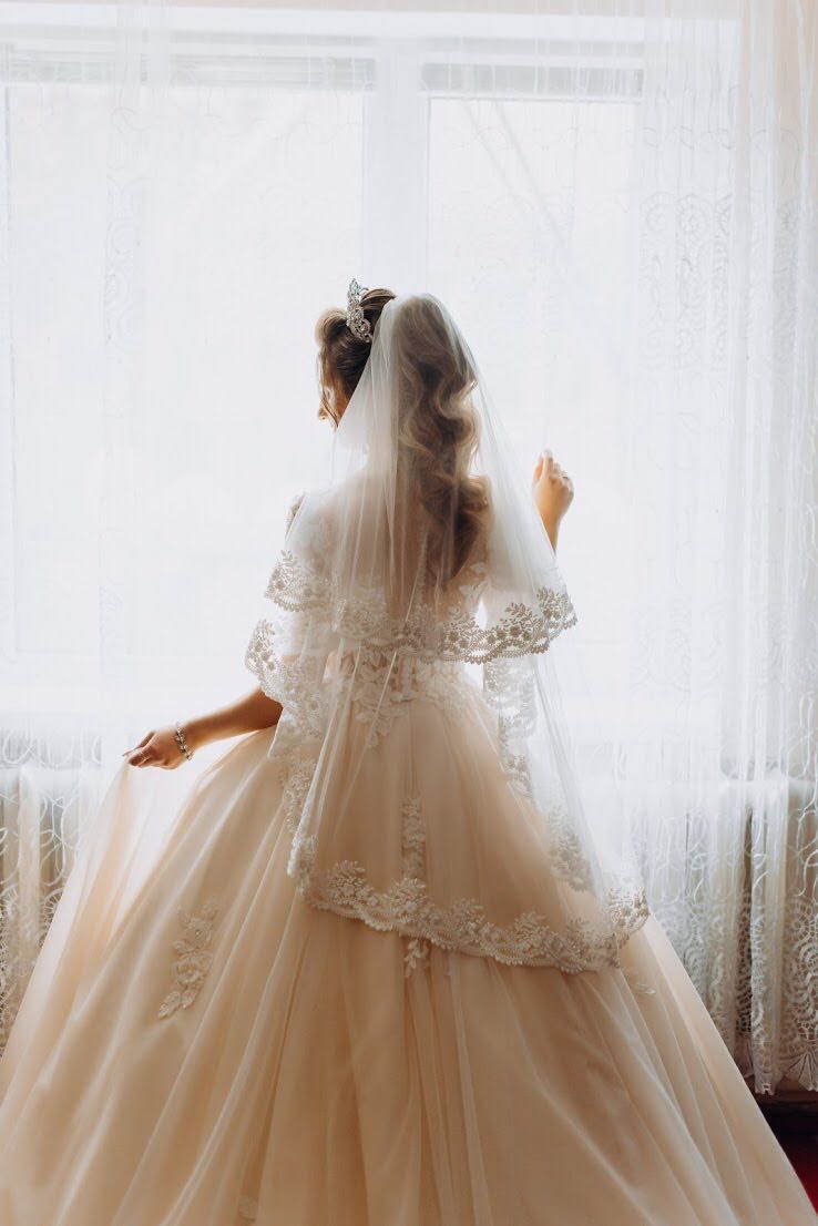 Весільна сукня..