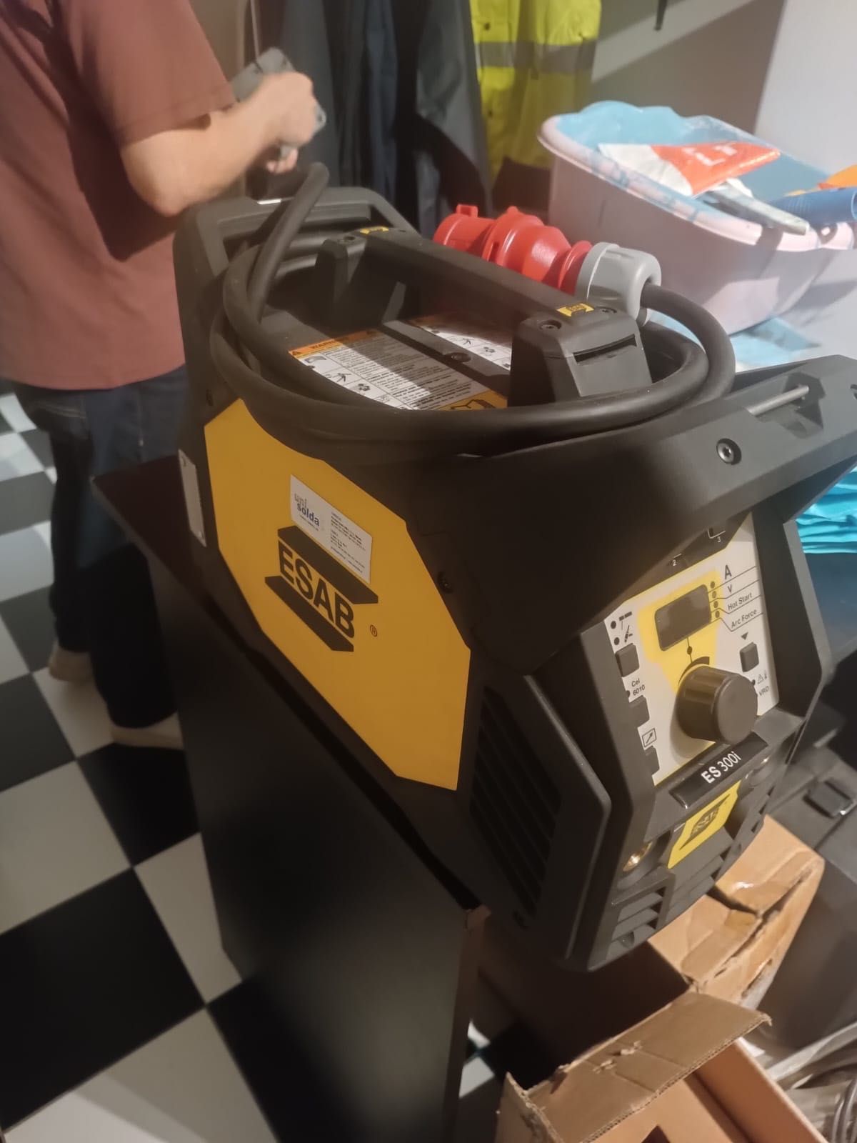 Máquina de solda ESAB 300i Nova ( na caixa )