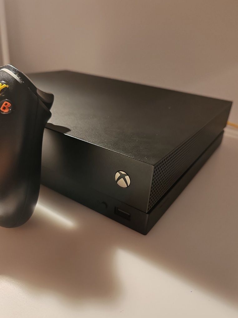 Xbox One X 1Tb + Comando