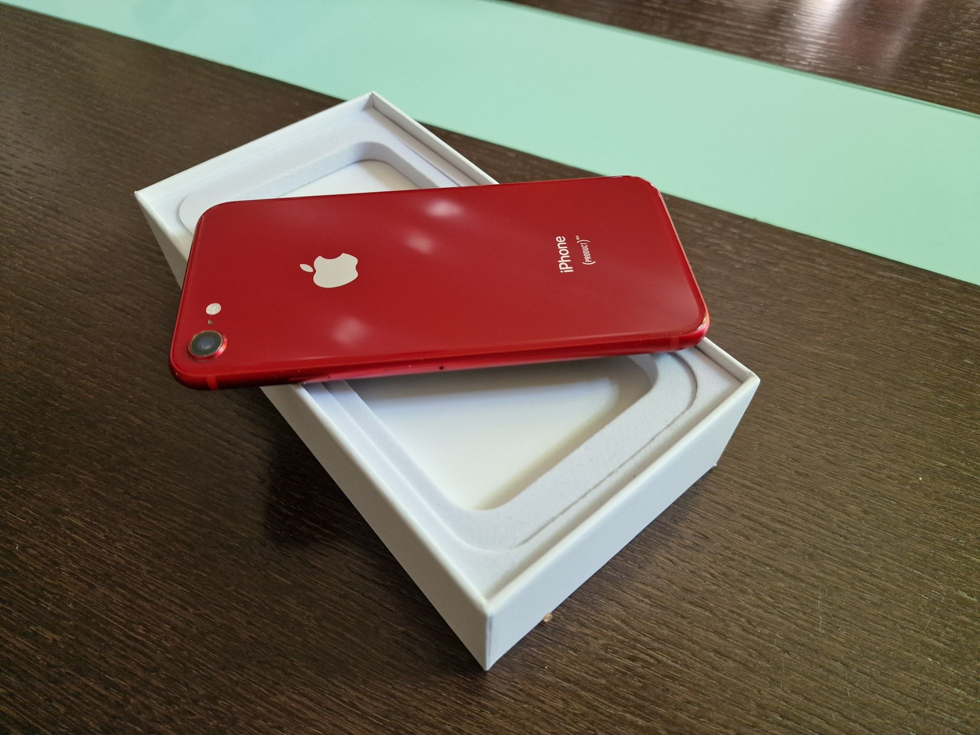 Używany iPhone 8, 256 GB, kolor czerwony .