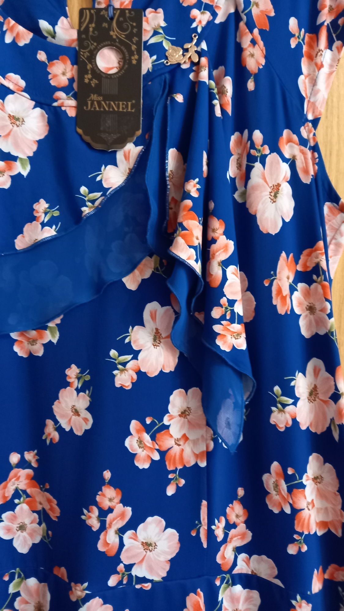 Шикарное синьковое платье в цветочный принт с трёхярусной юбкой