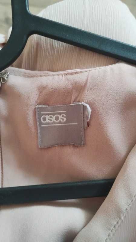 Satynowa, asymetryczna sukienka midi ASOS blush pink