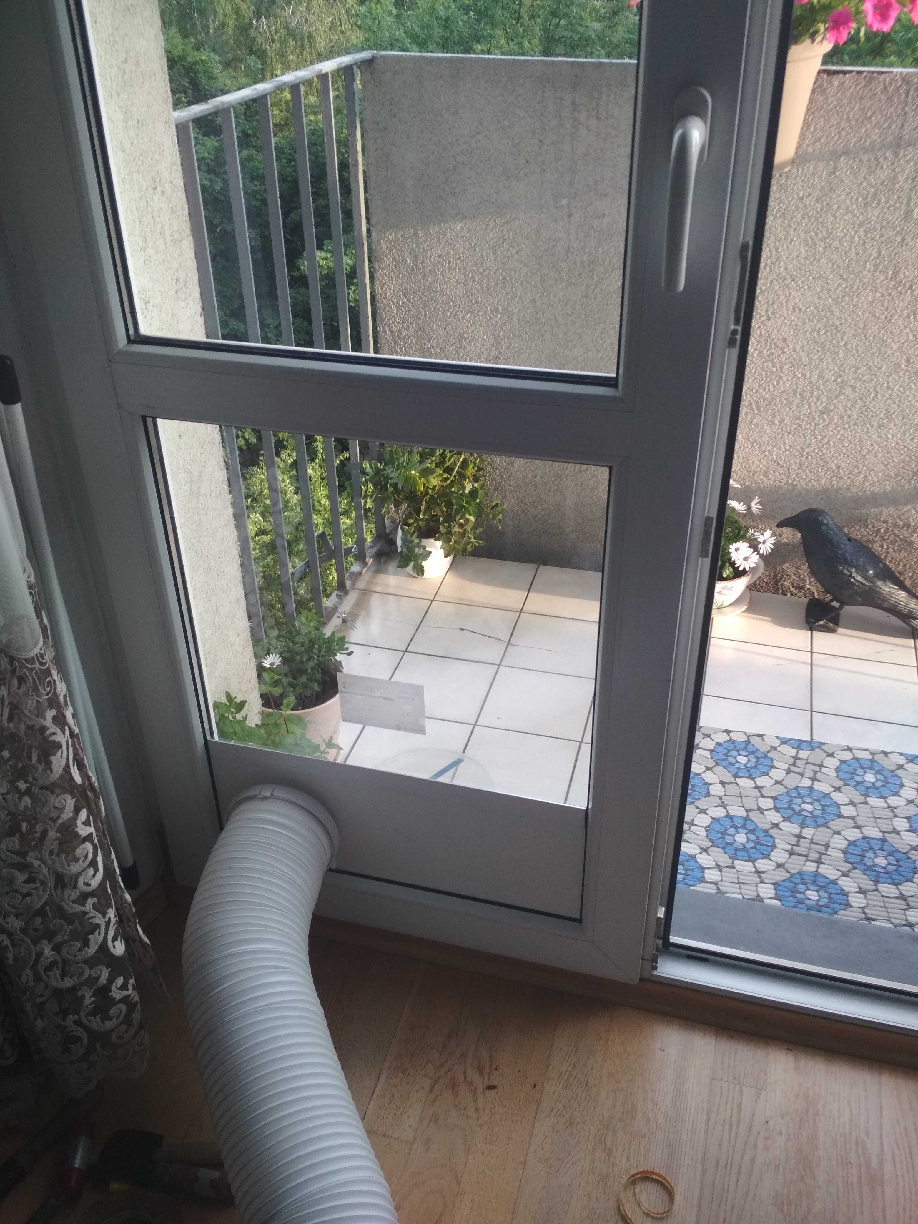 Drzwiczki dla kota montaż w oknie drzwiach szklarz