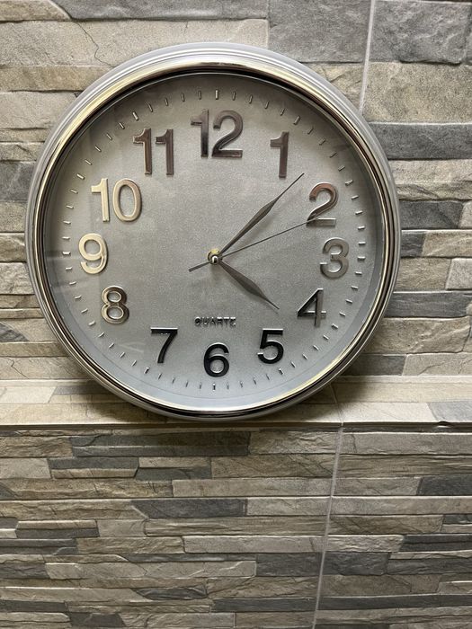 Часы настенные  с глюком