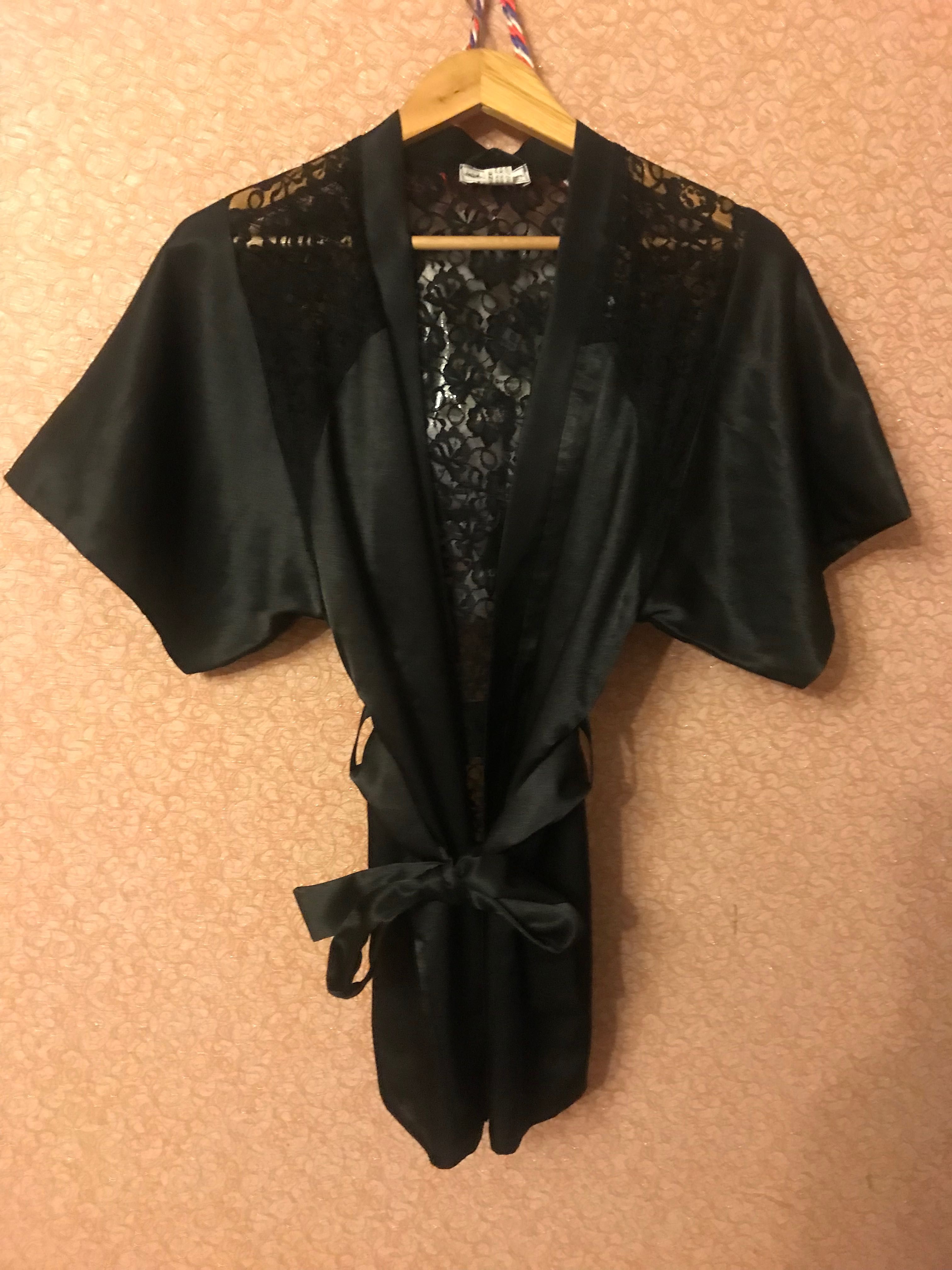 Новый атласный мини- халат с гепюровой спиной и рукавами , s . 490 грн