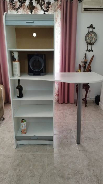 Armário com mesa de apoio