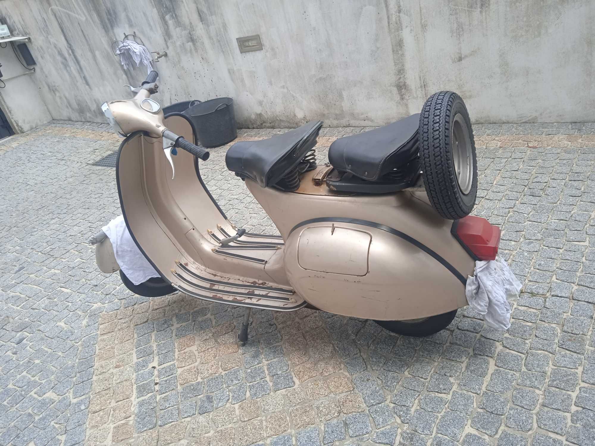 Mota antiga vespa de 1955