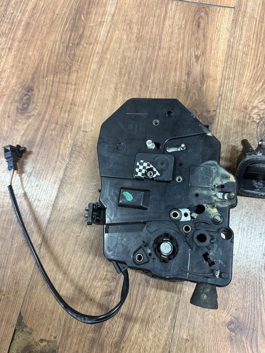 Zamek klapy tył tylny VW T5 sprawny komplet