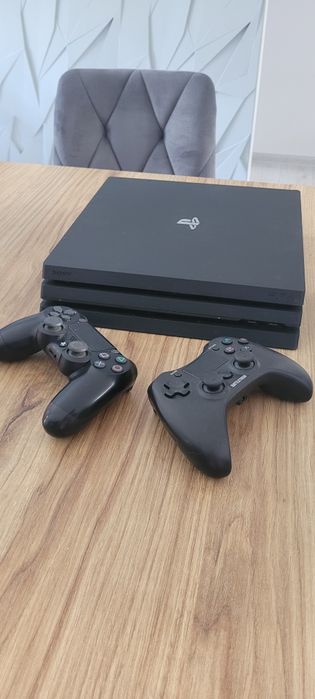 PS4 PRO 7216b 1T 2 pady super stan!