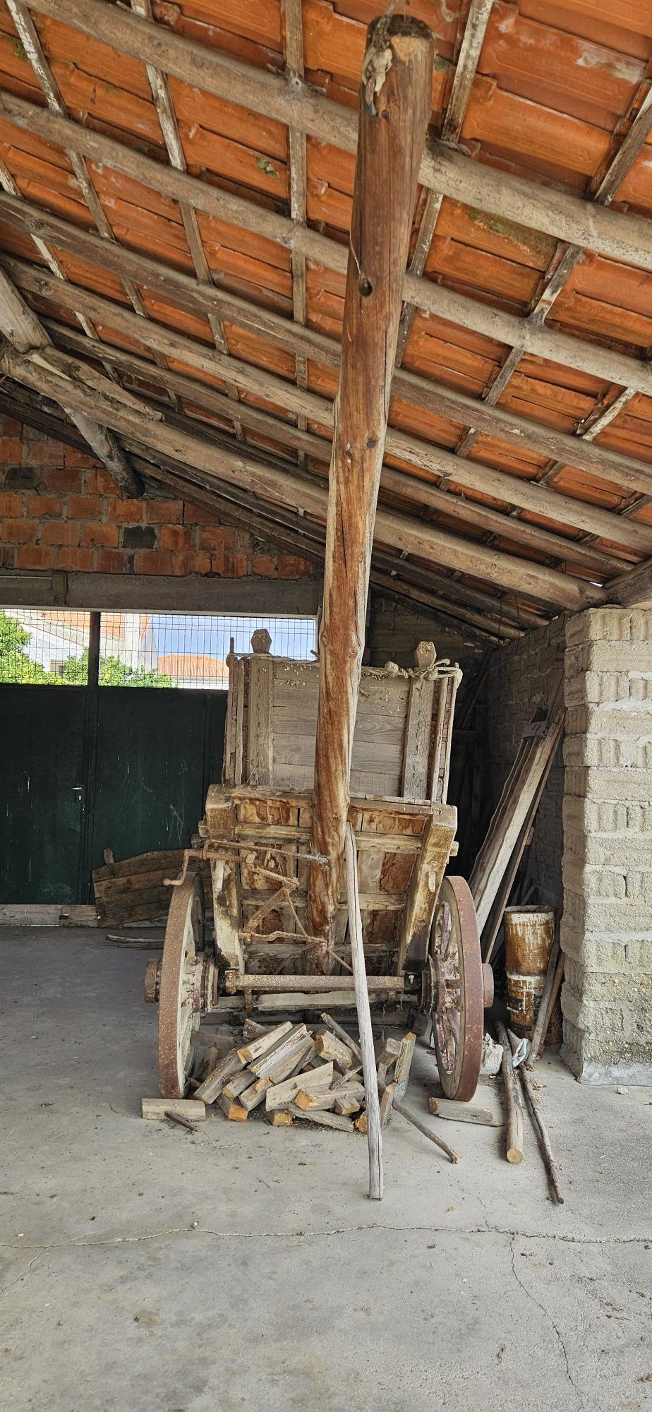 Carro de bois e grade