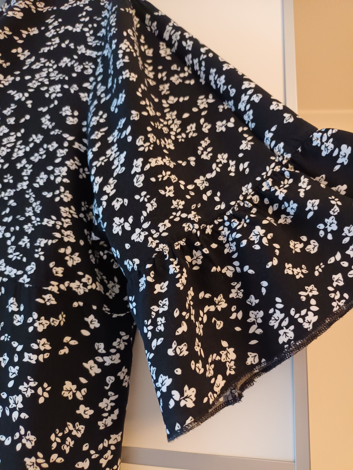 Vestido curto preto com pequenas flores brancas