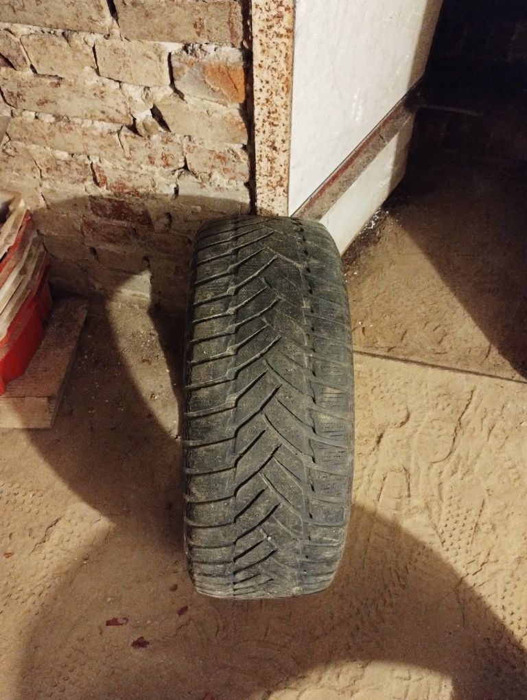 Dunlop SP winter 235/45/18 ,залишок 5 мм,1 шт.