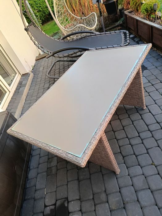 Stół z technorattanu do ogrodu