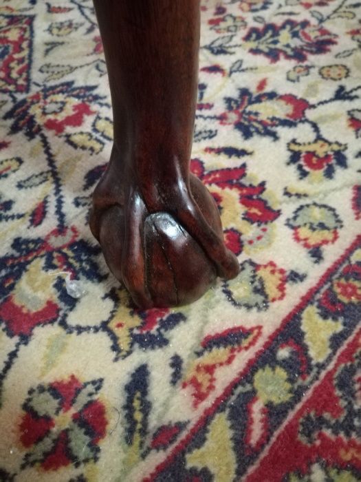 Mesa de Abas seculo XVIII com patas de Leão, em Mogno