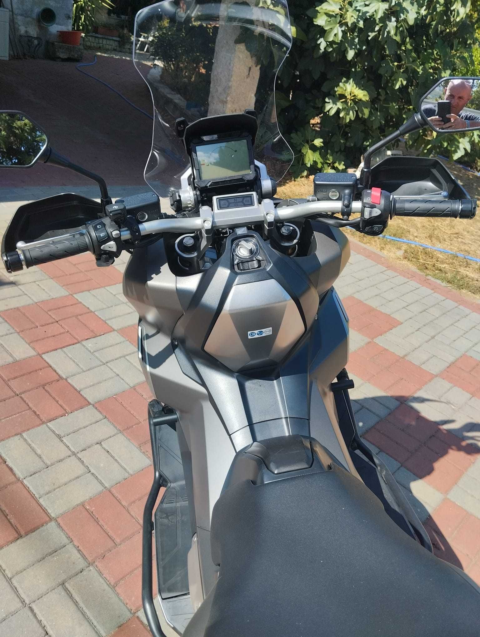 Honda X-ADV – Revisões em Dia, Pronta a Andar!