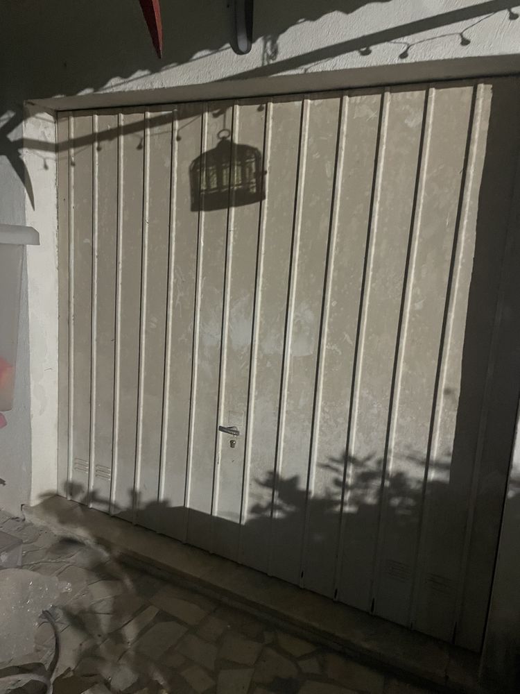 Porta de garagem branca com várias chaves