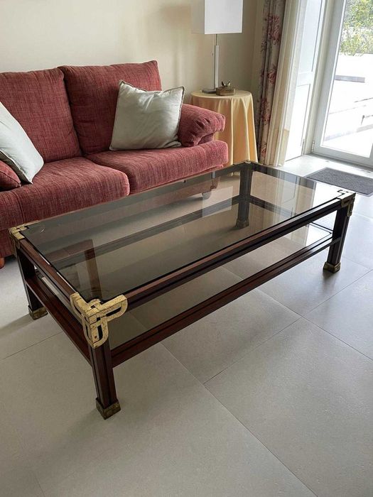 Mesa centro com aplicações em metal
