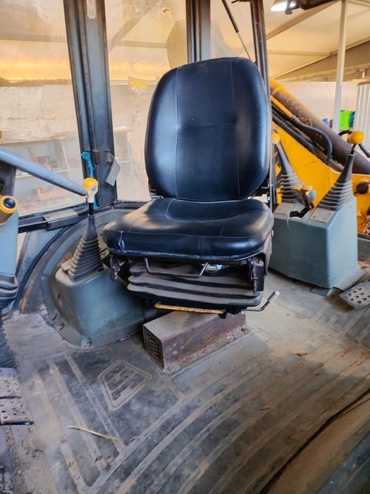 Retroescavadora Usado com 2 baldes e patolas